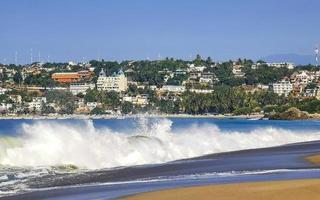 De grosses vagues de surfeurs extrêmement énormes à la plage de puerto escondido au mexique. photo