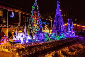 marché de noël à bremerhaven de nuit en allemagne. photo