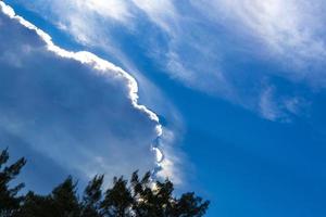 formation de nuages explosifs cumulus dans le ciel au mexique. photo