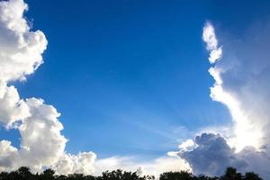 formation de nuages explosifs cumulus dans le ciel au mexique. photo