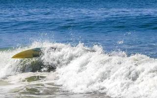 De grosses vagues de surfeurs extrêmement énormes à la plage de puerto escondido au mexique. photo
