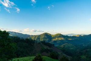 belle colline de montagne avec ciel photo