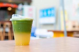 thé vert matcha avec soda au yuzu photo