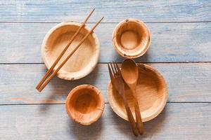 emballage alimentaire écologique naturel ustensiles jetables avec assiette bol tasse et cuillère fourchette en bois vaisselle jetable écologique à partir de feuille de palmier ou de noix de bétel, concept d'environnement zéro déchet photo