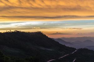 incroyable paysage nuageux sur la montagne au coucher du soleil nature beau ciel photo