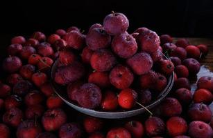 assiette complète de pommes rouges fraîches. montagne de pommes mûres. photo