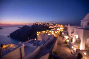 coucher de soleil flou de la ville avec fond abstrait d'onde lumineuse du soleil bokeh. copiez l'espace des vacances d'été en plein air et du concept d'aventure de voyage. paysage au coucher du soleil, vue et horizon flous, rue de nuit, vie nocturne photo