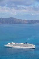 05.10.19 île de santorin, grèce beau paysage avec bateaux de croisière et vue sur la mer, fond de volcan. voyage d'été de luxe et fond touristique. bateau de croisière géant photo