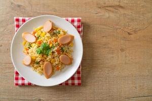 riz frit avec saucisse et légumes mélangés photo