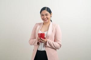 femme asiatique avec une main tenant une tasse de café photo