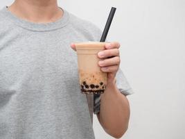 gros plan main d'homme tenant du thé boba, dessert pour adolescents asiatiques photo