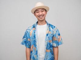 jeune homme porter chapeau plage chemise bonheur sourire portrait photo