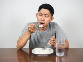 homme de tristesse mangeant du riz sur la table photo