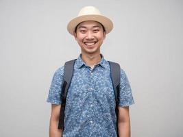 voyageur homme avec sac à dos bonheur sourire portrait photo