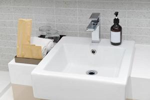 lavabo et robinet dans une salle de bain moderne blanche photo