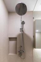 coin salle de bain loft carrelage blanc, baignoire et lavabo photo