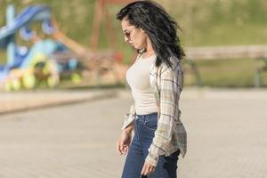 jeune femme se détendre et profiter de la journée ensoleillée dans le parc. photo