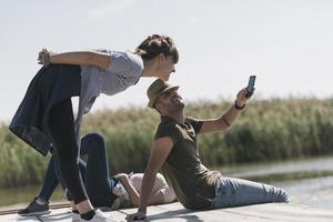 concept de vacances de pique-nique. beau couple s'amusant et se relaxant au bord d'un lac. photo