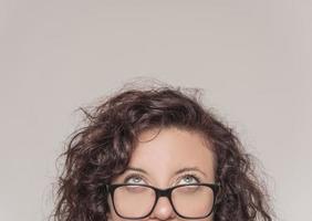 demi-portrait d'une jeune fille avec des lunettes en levant photo