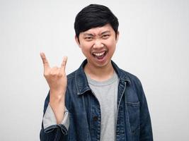 homme asiatique chemise jeans crier geste rock and roll portrait isolé photo