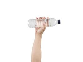 les mains tiennent une bouteille d'eau blanc isolé photo