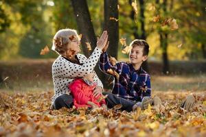 heureuse grand-mère, petite-fille et petit-fils jouant dans le parc photo