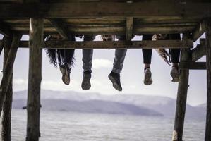 groupe de jeunes au bord d'un lac par une journée ensoleillée photo