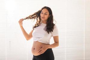 femme enceinte touchant son ventre, copiez l'espace. grossesse et congé de maternité photo