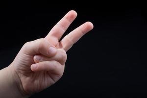 main montrant le signe de la victoire et de la paix photo