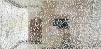 flou de verre brisé ou de fenêtre avec fond de pièce et d'entrée ou d'accès. art du papier peint abstrait, concept endommagé et blessé. photo