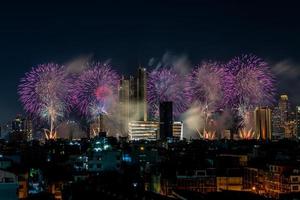 feux d'artifice sur la rivière dans le ciel sombre, bonne année 2023, thaïlande. photo