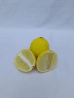 citron frais sur fond blanc, citron juteux. photo