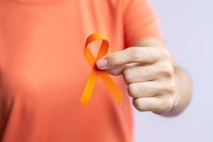 ruban orange pour la leucémie, journée du cancer du rein, sclérose en plaques mondiale, crps, mois de sensibilisation à l'automutilation. soins de santé et concept de jour du cancer du mot photo