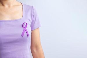 ruban violet pour la journée du cancer, le lupus, le cancer du pancréas, de l'œsophage, du testicule, l'alzheimer mondial, l'épilepsie, la sarcoïdose, la fibromyalgie et les concepts du mois de sensibilisation à la violence domestique