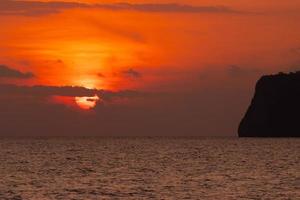 lumière au lever du soleil du matin avec montagnes et silhouette océan asie thaïlande photo