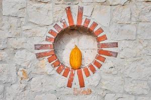 melon turc juteux mûr dans une niche ronde sur un mur de pierre blanche, photo avec espace de copie, idée de publicité sur le marché des fruits biologiques. concept pour le fond ou l'article
