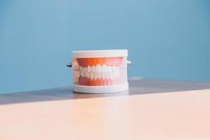 concept de stomatologie, portrait partiel d'une fille avec de fortes dents blanches regardant la caméra et souriant, les doigts près du visage. gros plan sur une jeune femme chez le dentiste, en studio, à l'intérieur photo