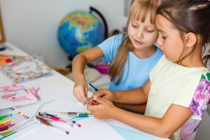 éducation, création et concept d'école - petite étudiante souriante dessinant et rêvassant à l'école photo