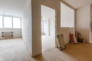 pièce vide, appartement avec plafond, parquet et murs blancs photo