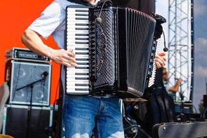 un homme jouant de l'accordéon photo