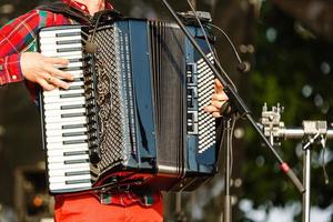 Homme jouant de l'accordéon sur un fond grunge photo