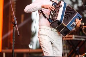 Homme jouant de l'accordéon sur un fond grunge photo