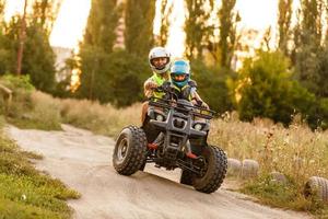 petit garçon avec instructeur sur un quad photo