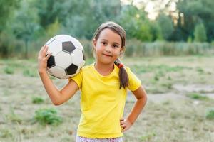 enfant joue au football photo