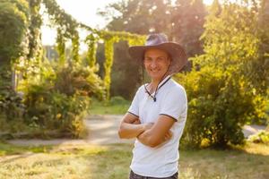 un homme portant un chapeau de cow-boy, un jean et une ceinture. photo