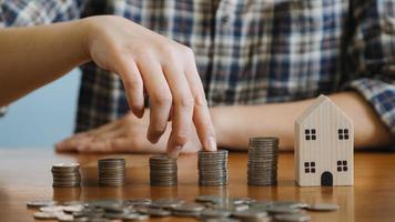 homme d'affaires détenant des pièces de monnaie mettant dans du verre avec une calculatrice pour calculer le concept d'économie d'argent pour la comptabilité financière, les affaires, la finance, l'investissement, la planification financière. photo