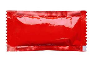 Emballage de sachet de sauce tomate ketchup en feuille rouge vierge isolé sur fond blanc photo