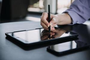 collègues asiatiques homme et femme discutant et travaillant avec un ordinateur portable sur le bureau au bureau photo