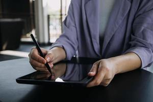 collègues asiatiques homme et femme discutant et travaillant avec un ordinateur portable sur le bureau au bureau photo