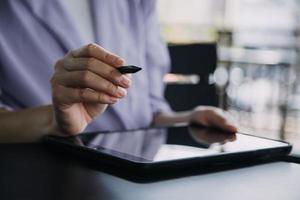 collègues asiatiques homme et femme discutant et travaillant avec un ordinateur portable sur le bureau au bureau photo